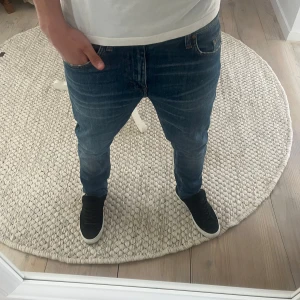 Tiger of Sweden jeans - Säljer nu ett par schyssta tiger of sweden brallor i storlek 28/30. Nypris 1399 hos jeansbolaget  brallorna är i fint skick,Vid frågor tveka inte på att höra av er! Priset kan diskuteras vid snabb affär