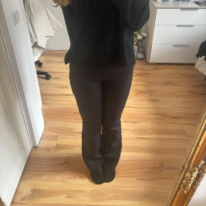 Svarta kostymbyxor - Kostymbyxor från BikBok i ett skönt svalt material. Två fickor där fram och två fejk där bak. De har en hög midja. Skriv vid frågor ☺️