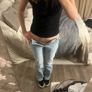 Jeans - Storlek 32, skulle säga mer mot 34-36. Använda 1 gång. 💕