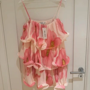 Blommig klänning från NA-KD - Super fin, helt ny!!