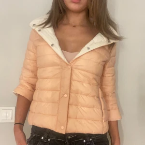 Supersöt rosa vårjacka med trekvartsärm - Följ mig gärna då jag lägger upp liknande plagg 🌼Säljer denna super söta herno liknande vårjackan i storlek 34. Den är i perfekt skick och utan skavanker. Skriv gärna om du har frågor eller köp direkt via köp nu så skickar jag dagen därpå ❤️