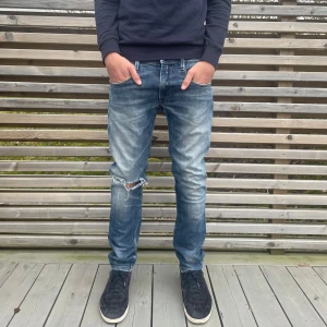 Replay Anbass  - Säljer nu dessa Replay anbass|storlek W32 L34| Skick 8/10 och inga defekter men hålet på knät har blivit lite större än de original hållet| hör av dig vid minsta fundering!!!