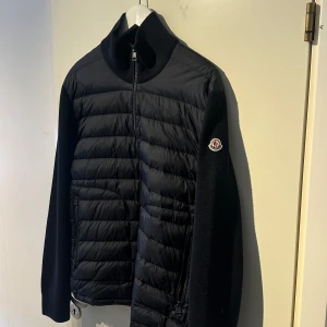 Moncler  - Moncler cardigan , skick 9/10 storlek XL. Navy blå