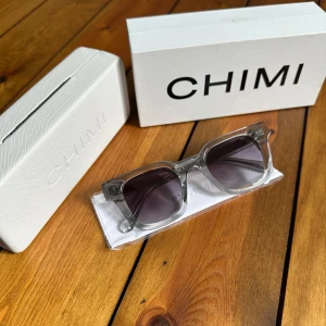 CHIMI solglasögon  - Snygga solglasögon från CHIMI i färgen grå. Model 04. Perfekta nu inför vår/sommar för en stilren look. Kommer med originalförpackning och fodral. Äkta. 