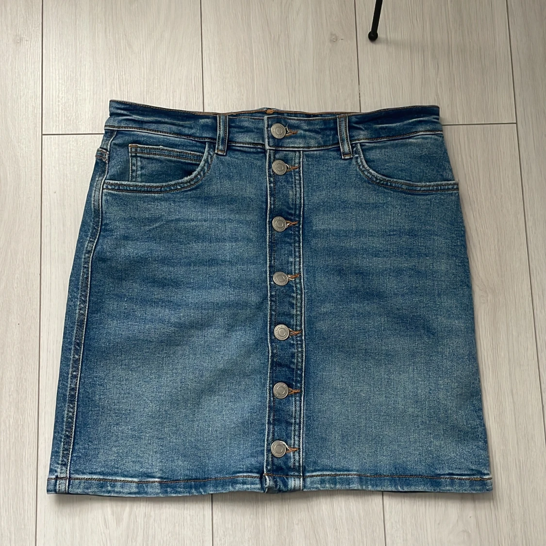 Jeanskjol med knappar från Fonz