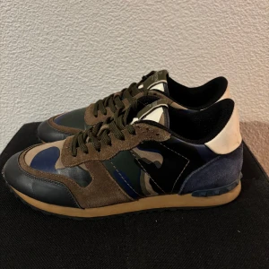 Valentino rockrunnes  - Valentino rock runners, size 43, 8/10. Pris 1490! Vid frågor och funderingar är det bara att höra av sig🙌