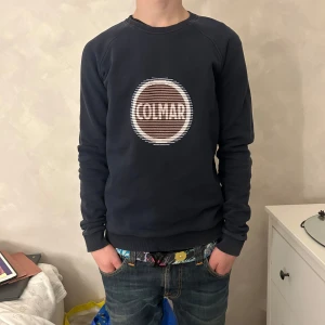 Colmar tröja  - En snygg tröja från colmar med ett tryck på magen storlek 172 men passar mig och jag brukar ha S/M