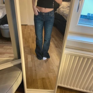 Blå bootcut jeans från Weekday - Snygga blå bootcut jeans från Weekday i en ekologisk och återvunnen bomullsblandning. De har en låg midja och en slim passform som övergår i en bootcut-stil. Perfekta för en trendig look! Lågmidjade, Nova bootcut 💗