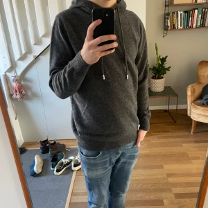Merinoull Hoodie - En sjukt snygg mörkgrå Merinoull Hoodie!🌟 Storlek S, använd max 3 gånger! Hör av dig vid intresse eller minsta fundering!😊
