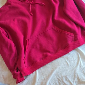 Rosa hoodie från Blackcok - Säljer en snygg rosa med  nyanser av blåt hoodie från Bikboki storlek XL.  Är i bra skick utom missfärgade i tvätten så vissa delar är mer blå rosa men snygg annars och på sidan har den en blå fläck som missfärgade som man ej tänker på annars är hooide som som i ny skick överraskning