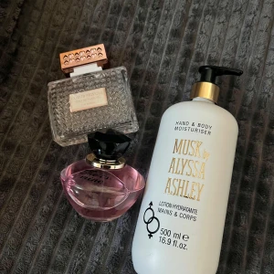 Parfym Set - Linn Young, La Rive, Alyssa Ashley - Ett set med tre olika dofter för kvinnor. Inkluderar Linn Young Coeur Frivole Eau de Parfum, La Rive She is Mine och Alyssa Ashley Musk Hand & Body Moisturiser. Perfekt för att variera din doft eller upptäcka nya favoriter.   Mängd kvar (parfymer) syns på bild  Body lotionen är använd 1 gång (5 pump)-Kvarvarande mängd 499ml  (Råkade köpa 2 body lotions därav säljer jag en av dem)