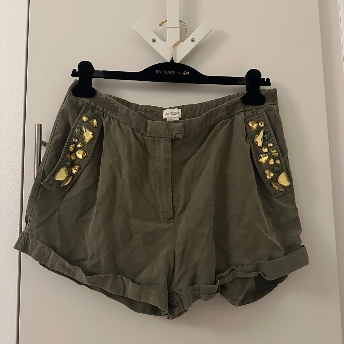 Olivgröna shorts med dekorativa stenar - 2