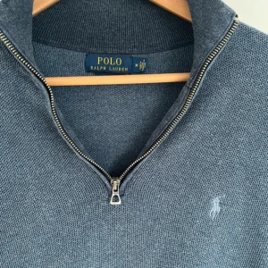 Blå tröja från Ralph Lauren - Säljer en stilren blå tröja från Ralph Lauren. Skick: Som ny. Perfekt för sommarkvällar eller lite kyligare dagar. Nypris runt 1600 kr. Mitt pris: 399