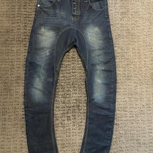 Mörkblå jeansbyxor från Humör - Säljer ett par mörkblå jeansbyxor från Humör. 