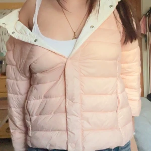 Ljusrosa herno liknande jacka - Rosa herno liknande jacka köpt från ett uf företag här på plick, aldrig använd och passade inte mig bra därför säljer jag den vidare. Storlek 38 men passar mer som S. Pris går att diskutera vid snabb affär💘