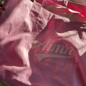 Rosa tygpåse från Aim'n - Säljer en rymlig rosa tyg väska från Aim'n. Väldigt stor i nyskick