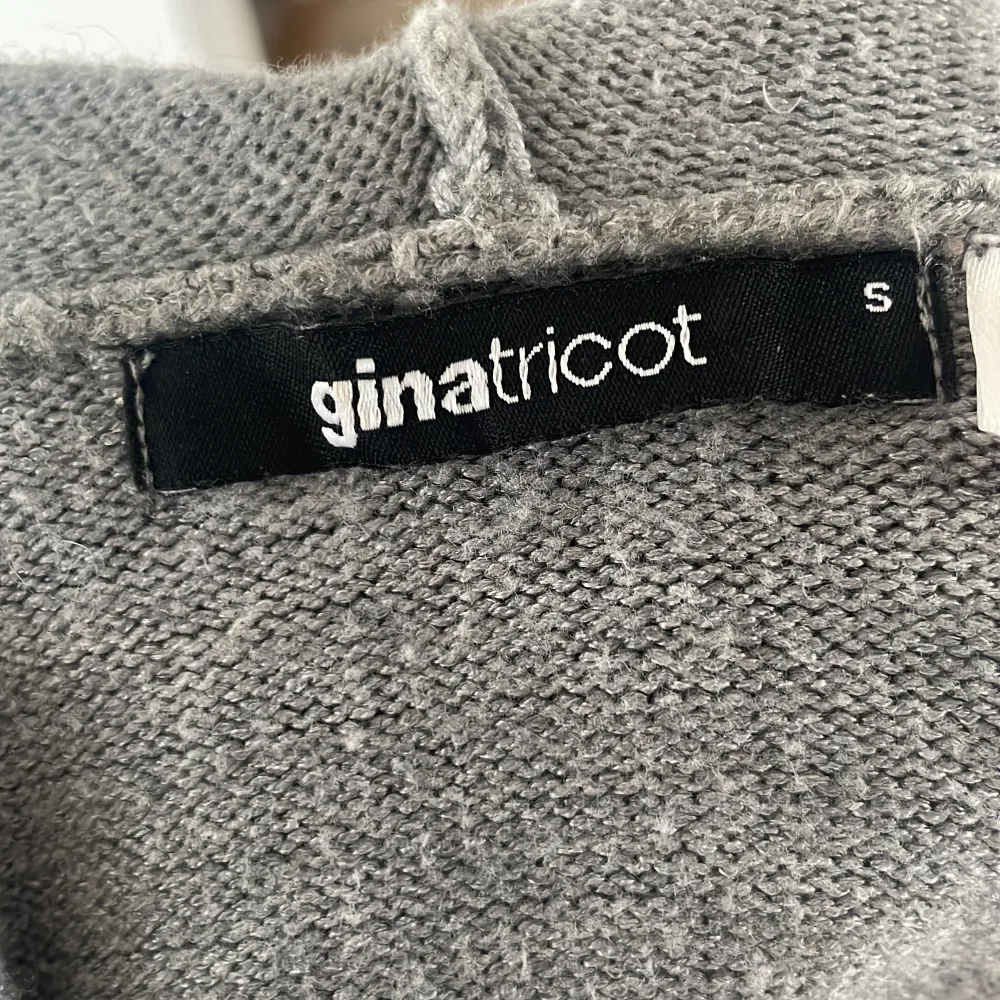 Säljer en snygg grå ribbad hoodie från Gina Tricot. Den har en dragkedja framtill och långa ärmar. Hör av dig vid intresse!💕. Neuletakit & Villapaidat.