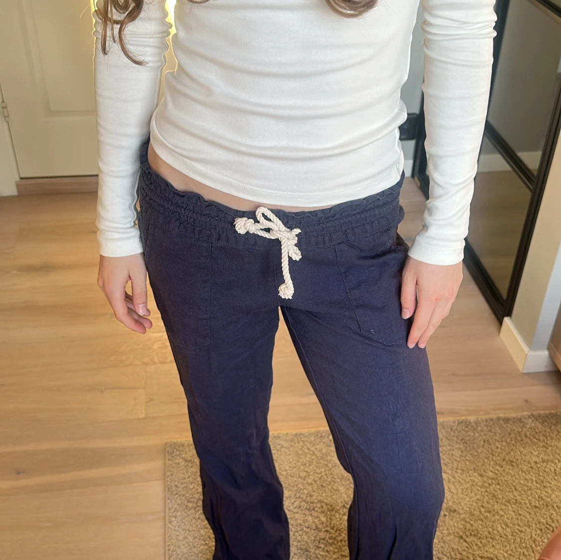 Mörkblå mjukisbyxor med snörning - 2