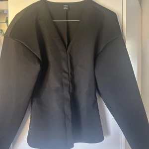 Svart tröja  - Svart tröja från Shein med v-ringning och långa ärmar. Aldrig använd. Stretchigt material.