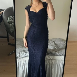 Mörkblå balklänning  - Marinblå balklänning med spets och öppen rygg Når precis till golvet på mig som är 165 cm när jag har 9 cm klackar  Storlek XS men passar bra på mig som brukar ha S