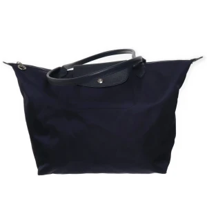 Blå Longchamp väska - Mörkblå axelväska i märket Longchamp. Nästan nyskick men använder knappt. Nypris 1500kr 💕