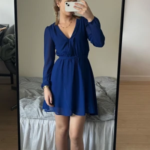 Marinblå omlottklänning - Långärmad marinblå klänning Storlek 34 och passar mig som oftast har storlek S  Tunt material perfekt till sommaren!   Kolla gärna in mina andra annonser, säljer bland annat fler fina sommarklänningar!