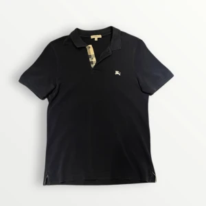 Burberry piké  - Size M väldigt bra skick! Nypris 3000:- vårt pris 1050:-