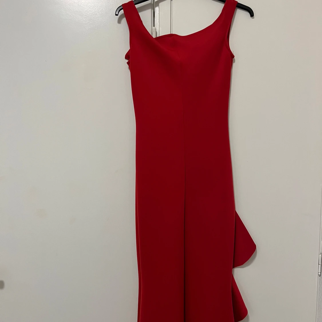 Röd klänning med volangdetaljer - 4