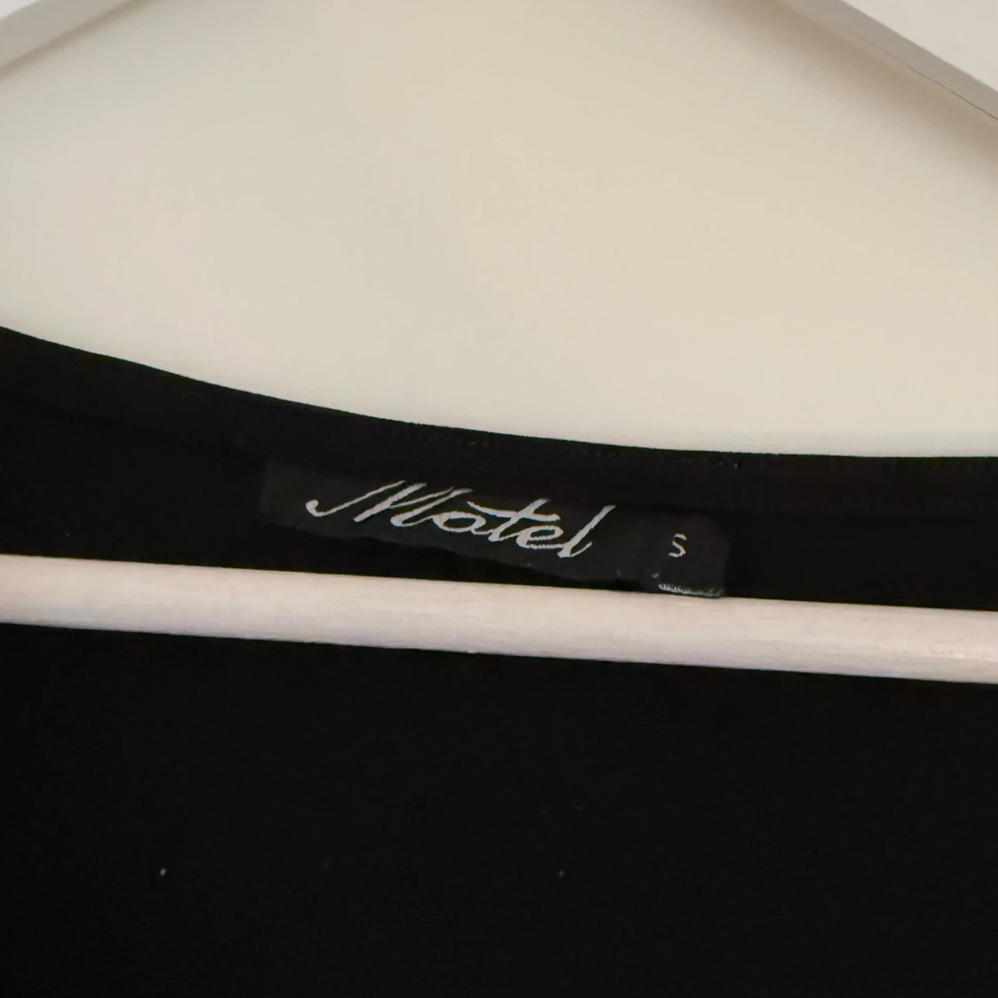 Svart långärmad klänning från Motel - 2