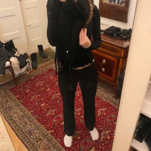Kostymbyxor - Snygga svarta byxor med normal passform. Perfekta för en stilren look. Midwaist