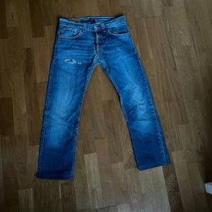 Dondup jeans - Riktigt snygga Dondup jeans med feta slitningar! Dem är bra skick och sitter väldigt bra, W29. Bara att skriva vid funderingar!