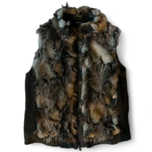 Mönstrad pälsväst med dragkedja - Snygg och trendig pälsväst med ett unikt mönster i olika nyanser av brunt och grått. Västen har en praktisk dragkedja framtill <3 