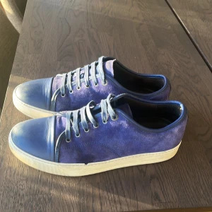 Lanvin skor - Tja! Säljer nu dessa unika lanvin nappa cap toes i storlek uk 7/41-42 men passar också 43. Bara använda ett par enstaka gånger och är i mycket bra skick. Dustbag och låda medföljer ej. Befintligt skick. Kontakta oss vid frågor! INGA BYTEN!