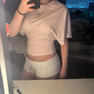 Rosa t-shirt från Nelly - Virala Nelly tröjan i storlek XS💘den är mer en babyrosa färg men det fångas inte upp på bilden, perfekt nu till våren😛aldrig använd pga jag tycker den är lite för stor!!orginalpris:299💝