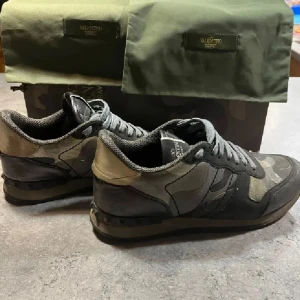 Valentino rockrunners ‼️STEAL ‼️ - Innermått: 26 cm | storlek 41 passar 41,5 | skick 7/10 | Du får 2 dustbags på köpet❗️|  Skriv om fler bilder eller några andra frågor💯 |TVÄTTAR INNAN DEM SKICKAS IVÄG|