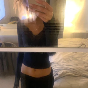 Spets tröja från intimissimi - Säljer en mörkblå spets tröja från intimissimi, storlek M men passar som en S🥰