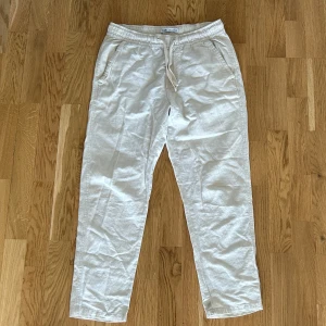 Linnebyxor från Zara - Linnebyxor frän Zara | Storlek: M - Skicket pa byxorna är jätte bra - pris: 270 - Modellen är 180cm och väger 64kg.