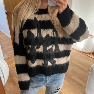  stickad tröja från Racer Worldwide - Kikar intresset på denna super najs stickade tröjan från Racer Worldwide, storlek M  🖤🤍Köptes för 2000kr , kom med bud ! 