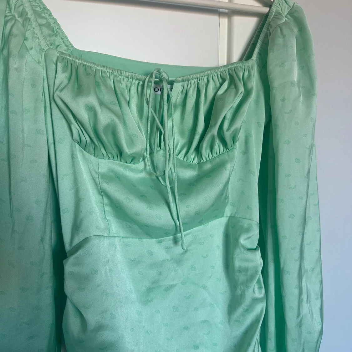 Mintgrön klänning med långa ärmar - 2