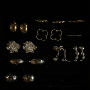 Örhängen  - Fina örhängen som inte kommer till användning! fråga för fler bilder. Köpa gärna fler samtidigt. Priser från 40-160kr