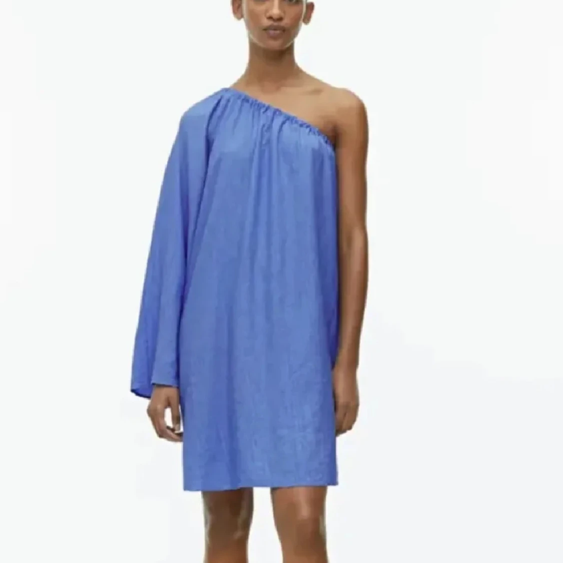 Blå oneshoulder klänning