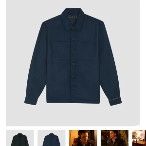 D’once de la sense overshirt - D’once de la sense overshirt med knappar framtill. Den har två bröstfickor och långa ärmar. Perfekt för lager-på-lager-stil. Passar till både vardag och mer uppklädda tillfällen. Ny pris 1499. Skriv vid frågor och funderingar!