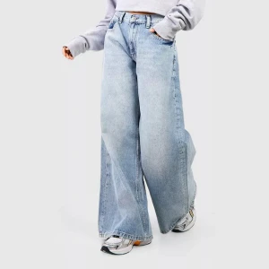 Ljusa vida jeans - Säljer ett par ljusa jeans med en avslappnad och vid passform. Aldrig haft på mig dem och viktigt att notera att byxorna är från PETITE avdelning, helt enkelt innerbenslängden ca 74 cm