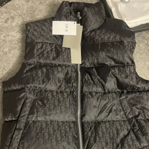 Väst helt oanvänd D I O R - Helt oanvänd storlek L/XL passar inte mig