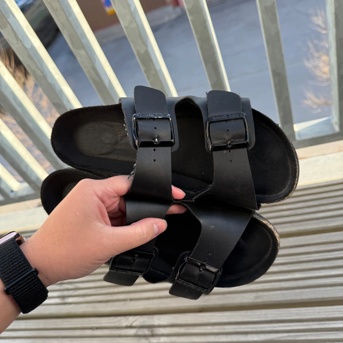 Svarta sandaler med spännen - 1