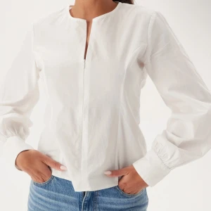 Blus skjorta  - En superfin blus som går att sjystera efter tillfället. Går även att knäppa upp i ärmarna. Nypris är 399, tröjan har lappen kvar 