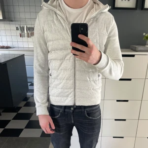 Cardigan - Riktigt fet cardigan från hm. Riktig bra skick birtsett från en liten fläck på insidan av jackan (bild 3). Skriv vid frågor och funderingar. Pris ej hugget i sten.