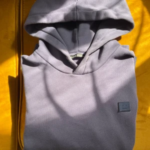 Acne hoodie - Säljer nu min acne studios hoodie i storlek s, den är i väldigt bra skick och originala snörerna kommer med vid köp, skulle säga att den passar någon runt 175