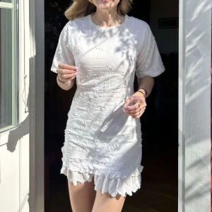 Studentklänning - Sälja nu min ÄLSKADE studentklänning! Köpt här på Plick men är från nakd och helt slutsåld! Den här klänningen har fått så mycket kärlek men har inte synliga defekter! Hoppas den kan ge någon lika mycket minnen som jag fått av den!💓💘