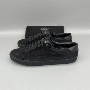 Saint Laurent SL/06 Court Classic Black | 42 - • Skorna är sparsamt använda och i bra skick  • Storlek: 42 (PASSAR 42.5-43)  • Färg: Svart   • Nypris i butik: 7200SEK  • Dustbag medföljer 